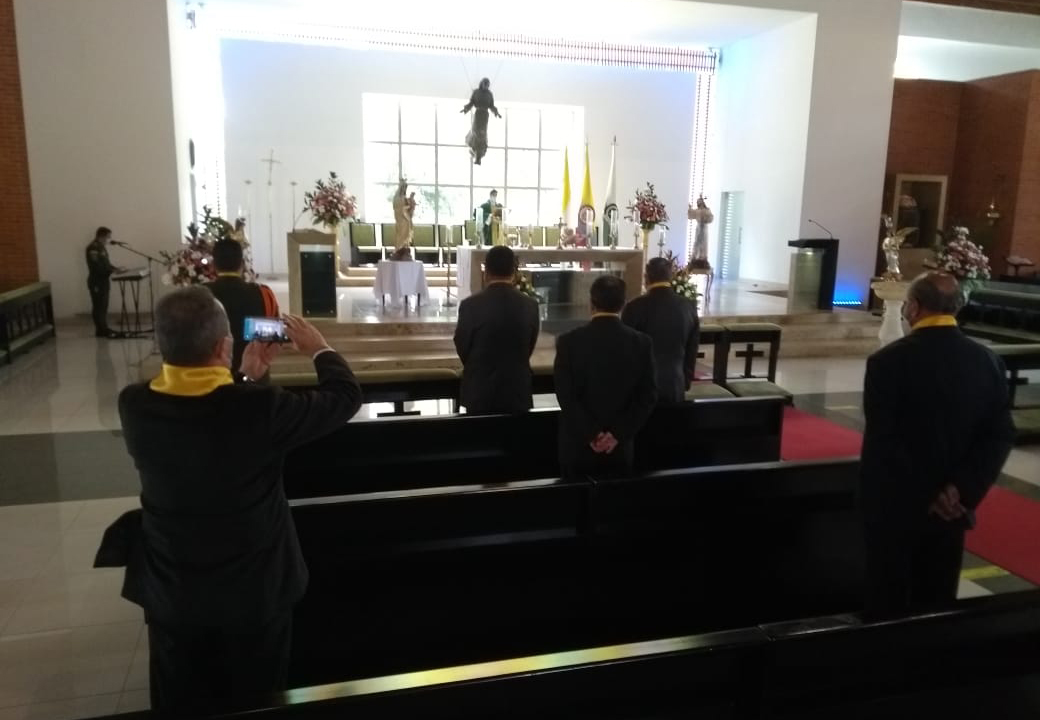 Asistentes participando en la Sagrada Eucaristía conmemorativa